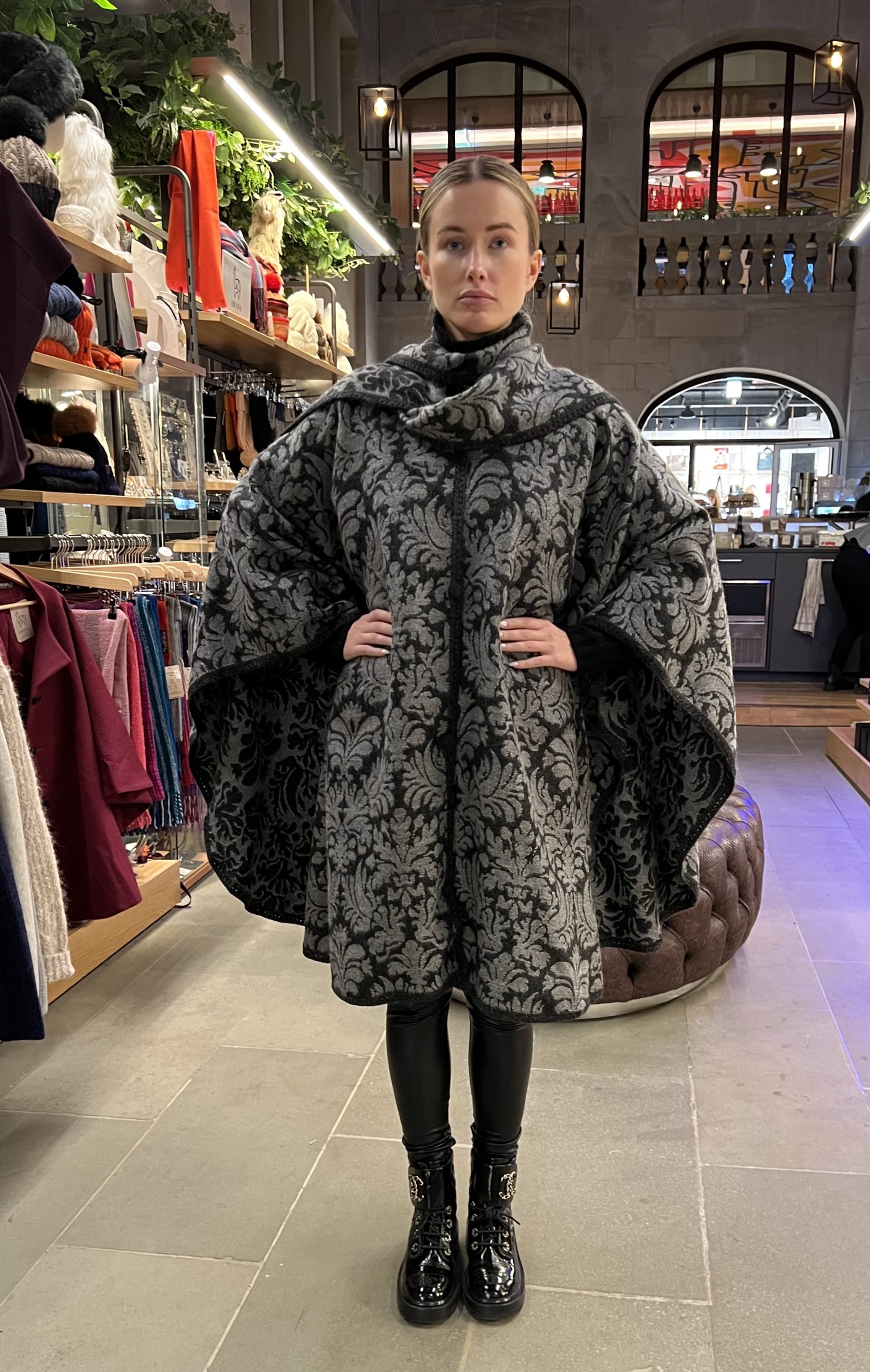 Alpaca Cape Barroco Black & Gray